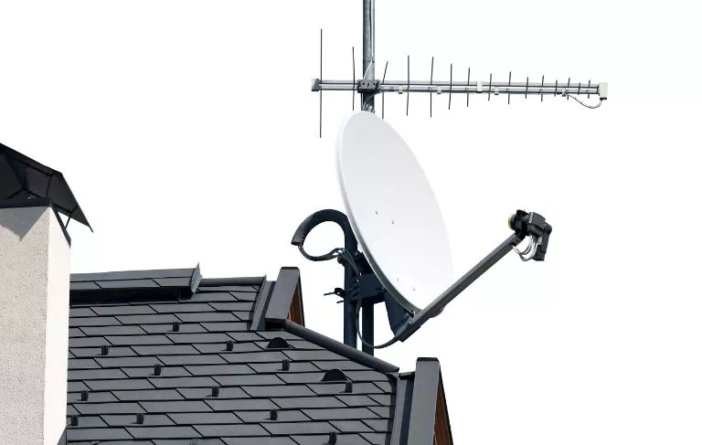biała antena na dachu